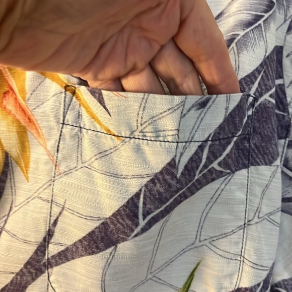 Tommy Bahama men’s 100% silk Hawaiian shirt. Size Small - Picture 3 of 9